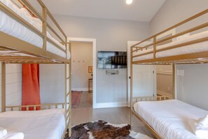 3 habitaciones, escritorio, tabla de planchar con plancha y wifi