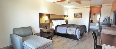 Escritorio, espacio para trabajar con laptop y cortinas blackout