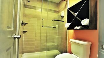 Escritorio, espacio para trabajar con laptop y cortinas blackout