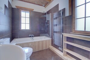 Hair dryer, towels, toilet paper - Traditional chalet in Morzine (Morzine)