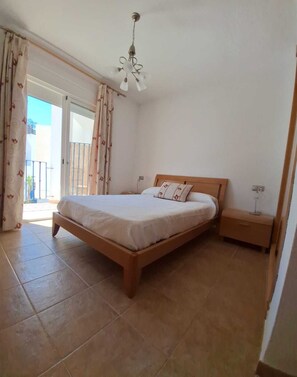 3 chambres, fer et planche à repasser, Wi-Fi, draps fournis