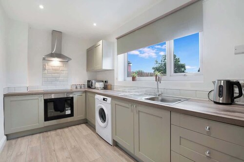 3BR in County Durham with WiFi and Street Parking