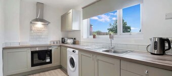 3BR in County Durham with WiFi and Street Parking