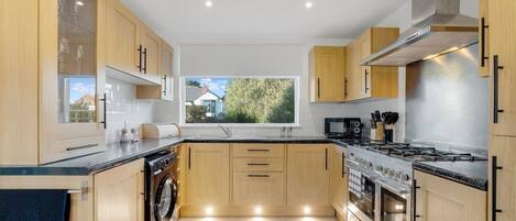 Kühlschrank, Mikrowelle, Ofen, Esstisch