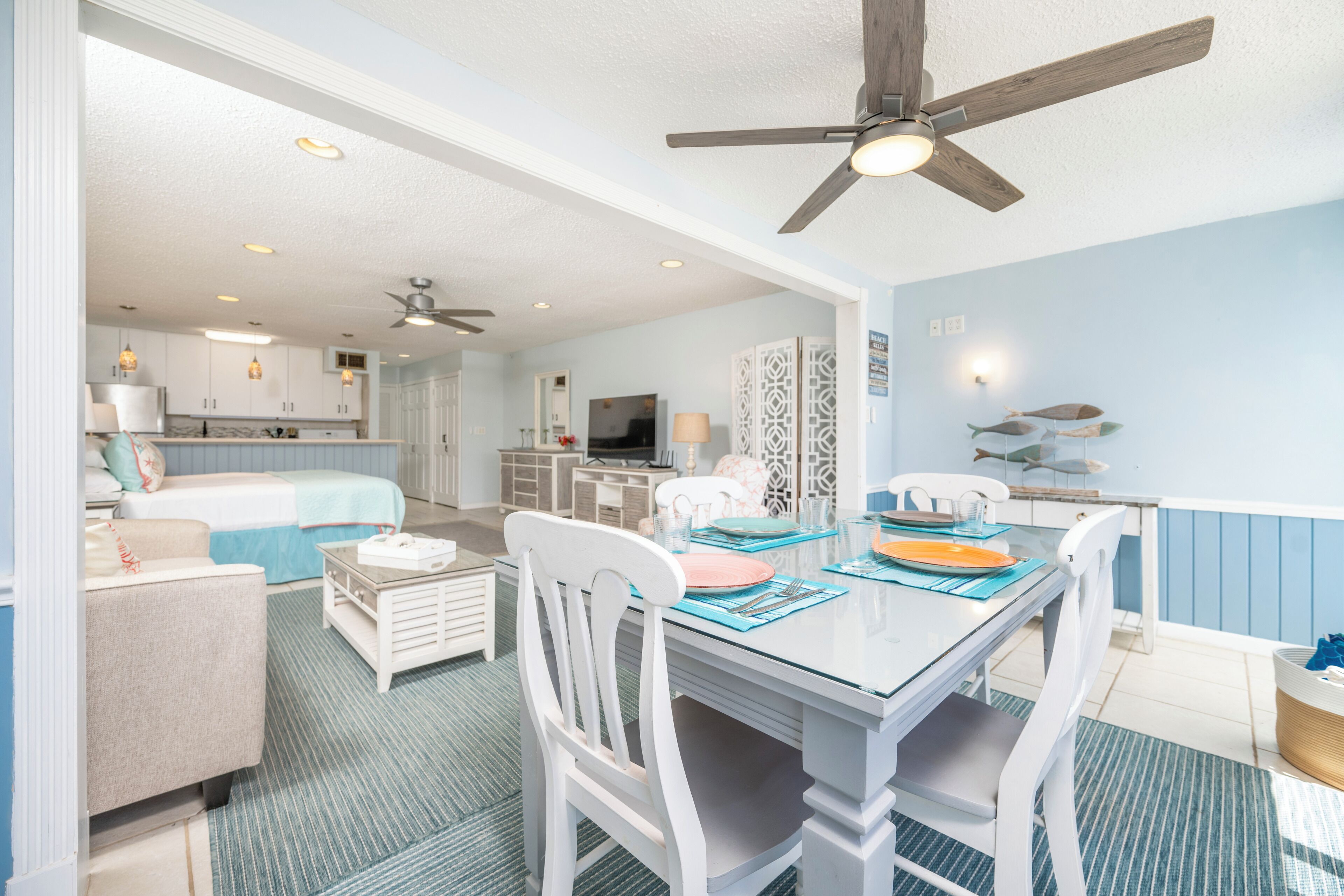 Classic Studio, Beach View | Living area | Books