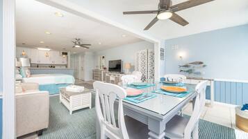 Classic Studio, Beach View | Living area | Books