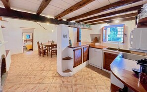 冷蔵庫、電子レンジ、オーブン、コンロ