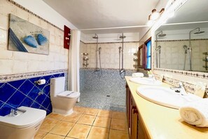 Doccia, asciugamani, sapone, shampoo