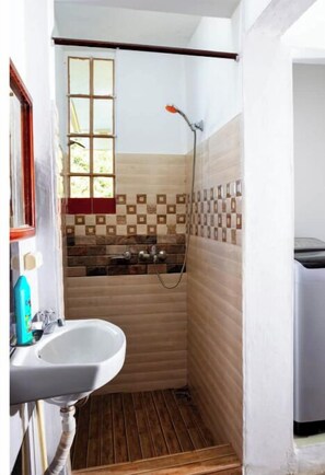 Secador de cabelo, toalhas de banho, sabonete, papel higiênico