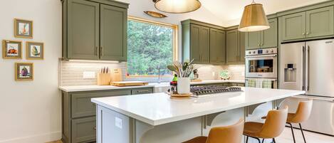 Coffee/tea maker, fridge, microwave, oven