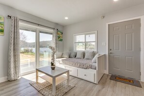 Een kamer met een bed, een tafel en uitzicht op de omgeving.