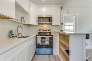 Refrigerador, microondas, parrilla de estufa y cafetera y tetera