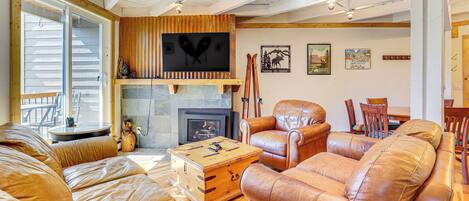 TV, fireplace