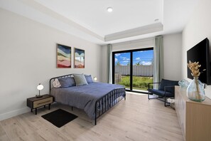 4 chambres, bureau, fer et planche à repasser, lit parapluie