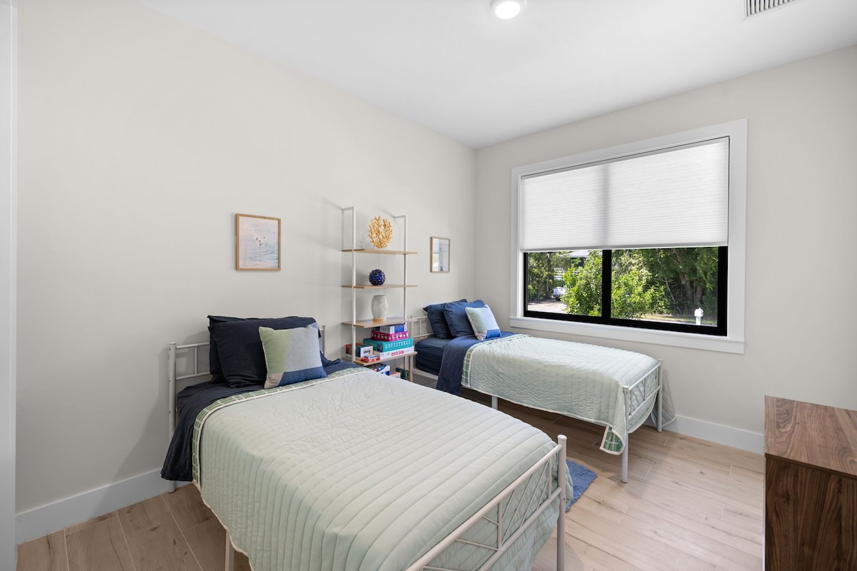 Photo 15 of Colorful brand new 4B/4B retreat near the beach and pickleball courts.