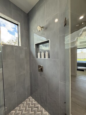 Dusche, Haartrockner, Handtücher, Seife