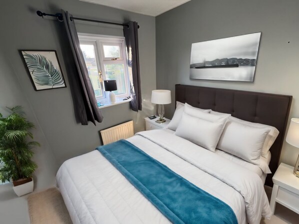 3 bedrooms, iron/ironing board, WiFi, bed sheets