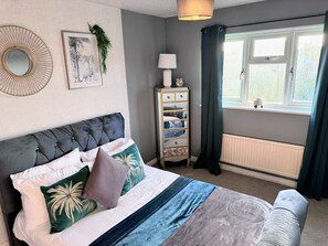 3 habitaciones, tabla de planchar con plancha, wifi y ropa de cama