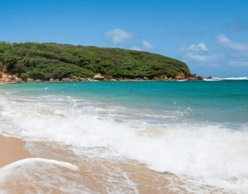 3BR Villa Mira steps from the Beach & Pool