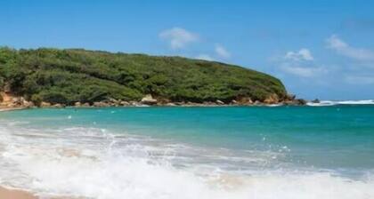 3BR Villa Mira steps from the Beach & Pool