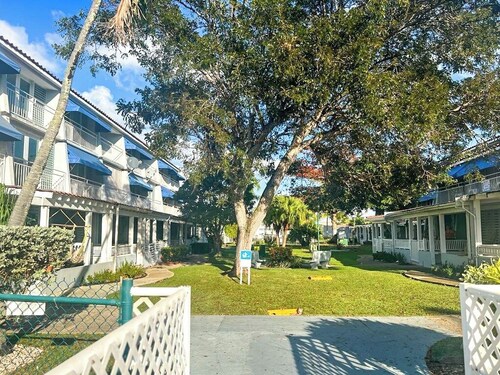 3BR Villa Mira  short stroll from the Beach & Pool