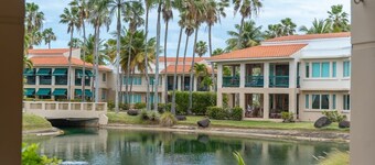 Upscale villa in gated community beach access Yari