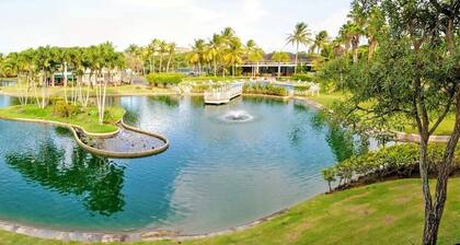 Upscale villa in gated community beach access Yari