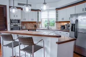 冷蔵庫、電子レンジ、オーブン、コンロ