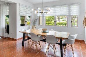 Dining - Daria Beachfront community steps 2 pool- Generator (Sabana)