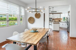 Dining - Daria Beachfront community steps 2 pool- Generator (Sabana)