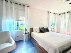 3 間睡房、書桌、熨斗/熨衫板、可攜式嬰兒床