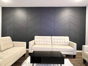 Televisio, videopelejä, pöytätennispöytä, stereot