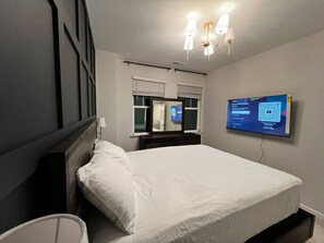 4 makuuhuonetta, työpöytä, silitysrauta/-lauta, vauvan matkasänky