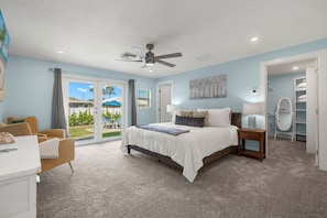 6 bedrooms, desk, iron/ironing board, travel crib