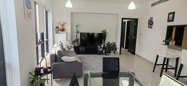 Smart TV, music library - Chic 2-bedroom Elegant in vibrant Business Bay (bussiness bay)