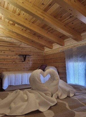4 bedrooms, travel crib, WiFi, bed sheets