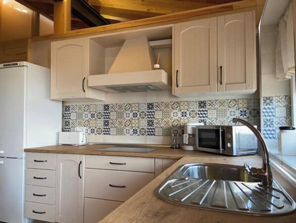 Fridge, microwave, stovetop, dishwasher