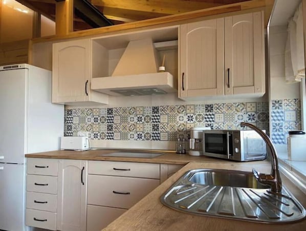 Réfrigérateur, micro-ondes, plaque de cuisson, lave-vaisselle