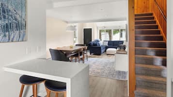 Smart TV, fireplace, ping pong, books