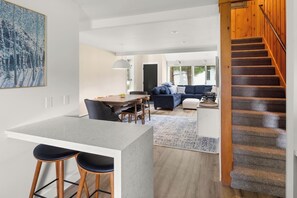 Smart TV, lareira, mesa de pingue-pongue, livros