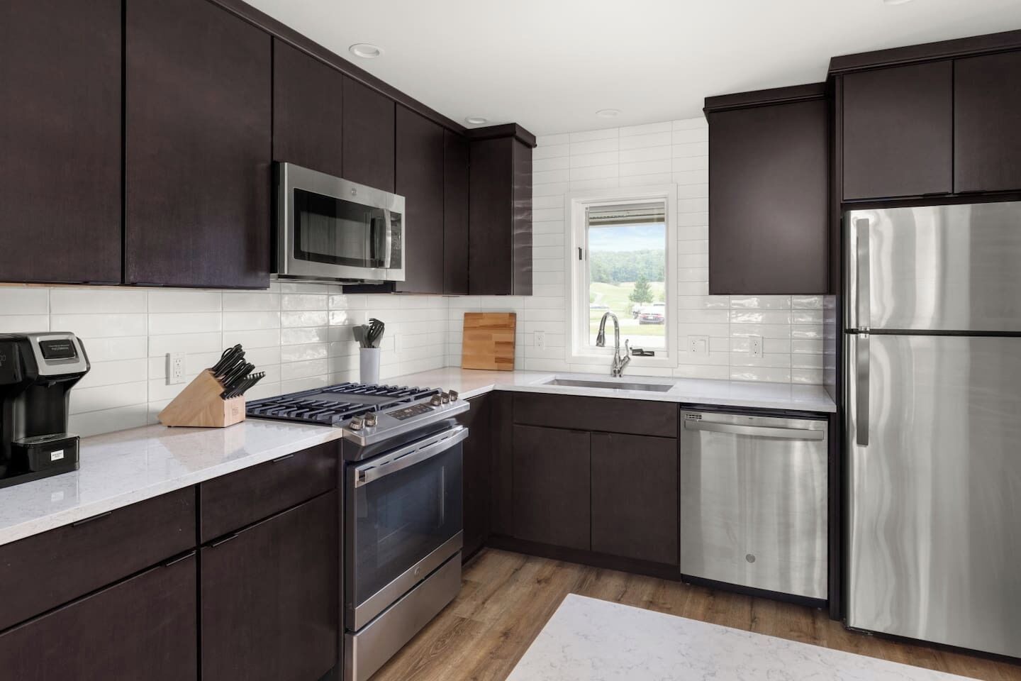 Geladeira, micro-ondas, fogão, cooktop