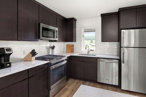 Geladeira, micro-ondas, fogão, cooktop