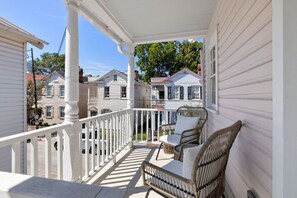 Property grounds - 2 Bedroom + Office - 3 Blocks to King Street (Charleston)