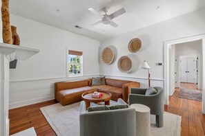 TV - 2 Bedroom + Office - 3 Blocks to King Street (Charleston)