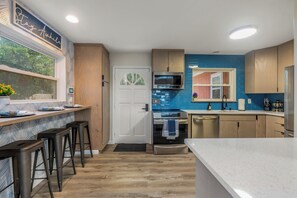 Microondas, horno, placa de cocina, lavavajillas