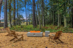 Property grounds - The Dock House (Savannah)