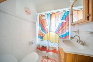 Toallas, jabón, shampoo, papel de baño 