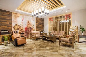 Un salon moderne avec un plafond haut, une grande peinture et une cloison en bois de style traditionnel.
