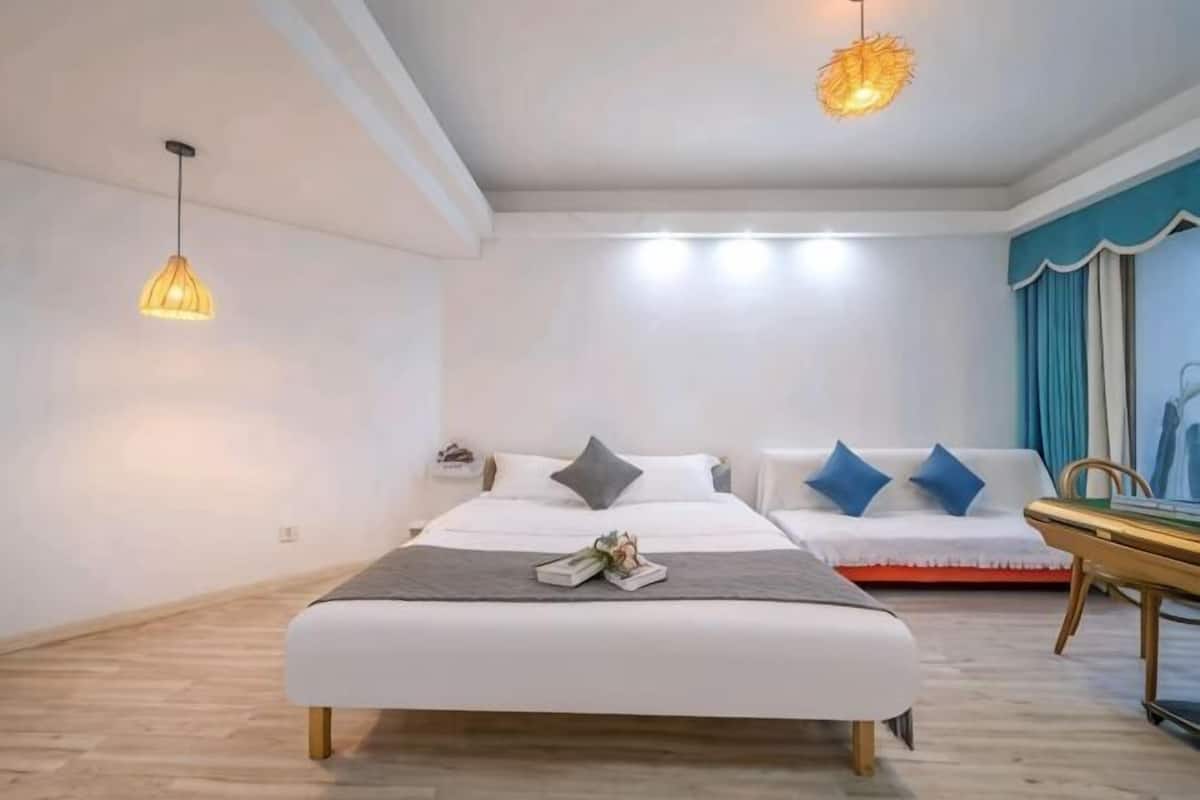 Ein Schlafzimmer mit einem großen Bett, Nachttischen, einem Schreibtisch und einem Stuhl.