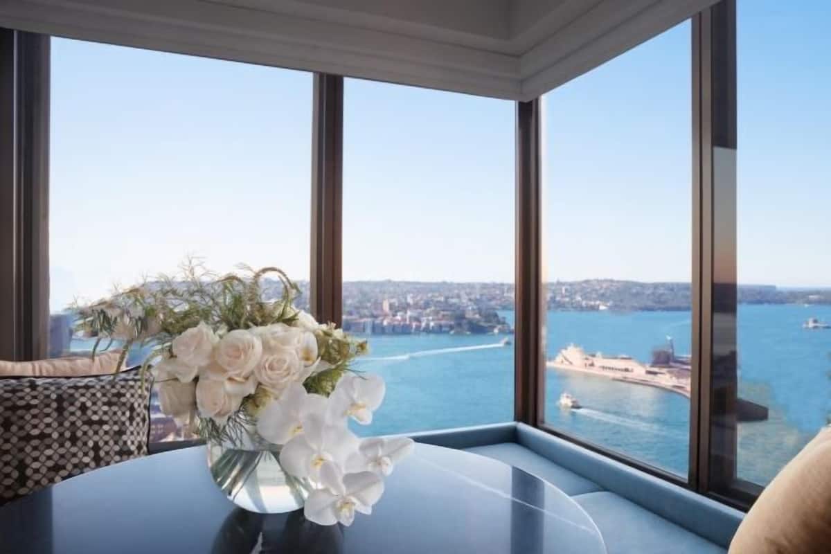 Ein Zimmer mit großem Fenster und Blick auf Stadt und Wasser.